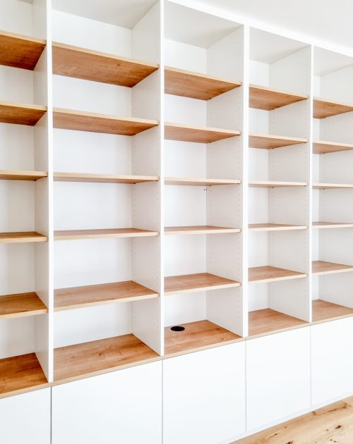 Einbauschrank weiß Detailaufnahme innenliegendes Regalsystem