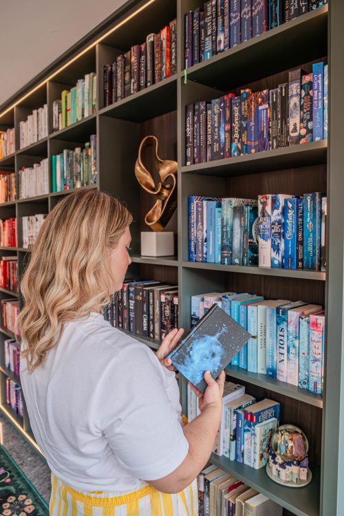 Bücherregal tannengrün Auswahl Bücher