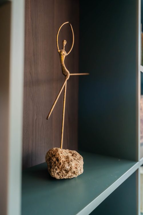 Bücherregal tannengrün Nahaufnahme Skulptur