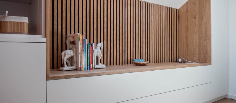 Weißer Drempelschrank mit Paneelen