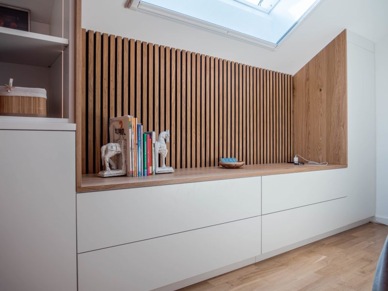 Weißer Drempelschrank mit Paneelen