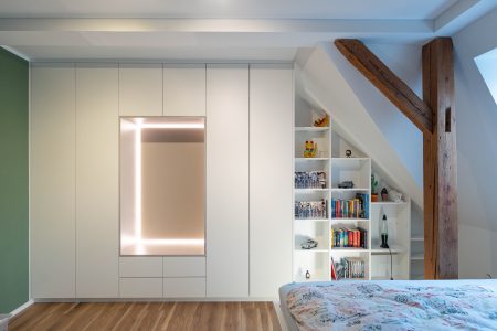 Frontalansicht Dachschrägenschrank matt weiß mit grauem Inlay als Sitzelement
