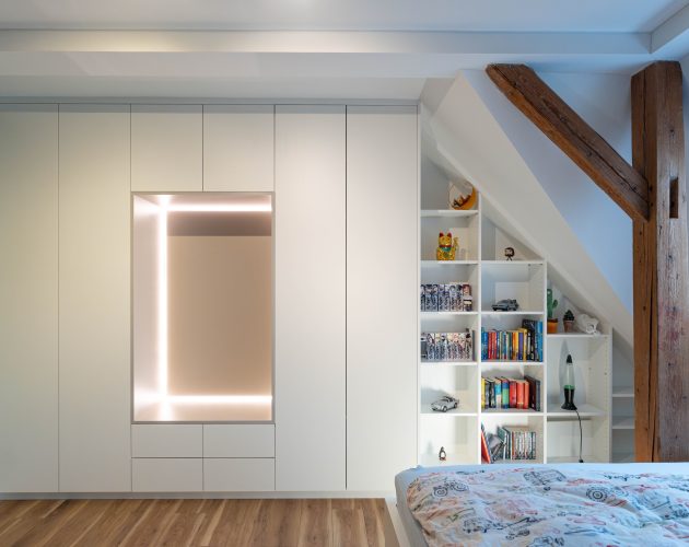 Frontalansicht Dachschrägenschrank matt weiß mit grauem Inlay als Sitzelement