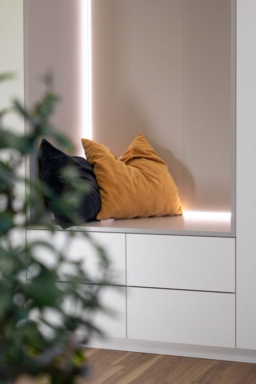 Dachschrägenschrank matt weiss Nahaufnahme Inlay hellgrau LED Sitznische