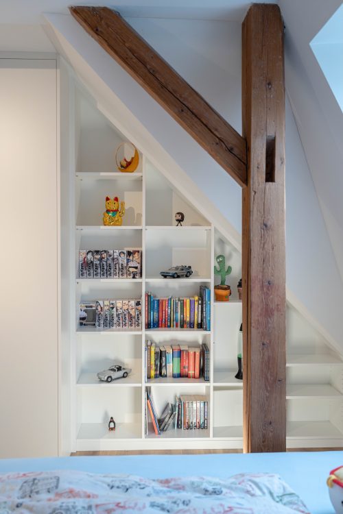 Dachschrägenschrank matt weiß mit seitlichem offenen Regal unter der Dachschräge