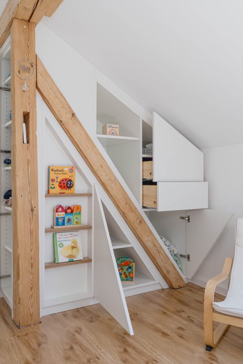 Dachschrägenschrank mit integriertem Balken und geöffneten Türen