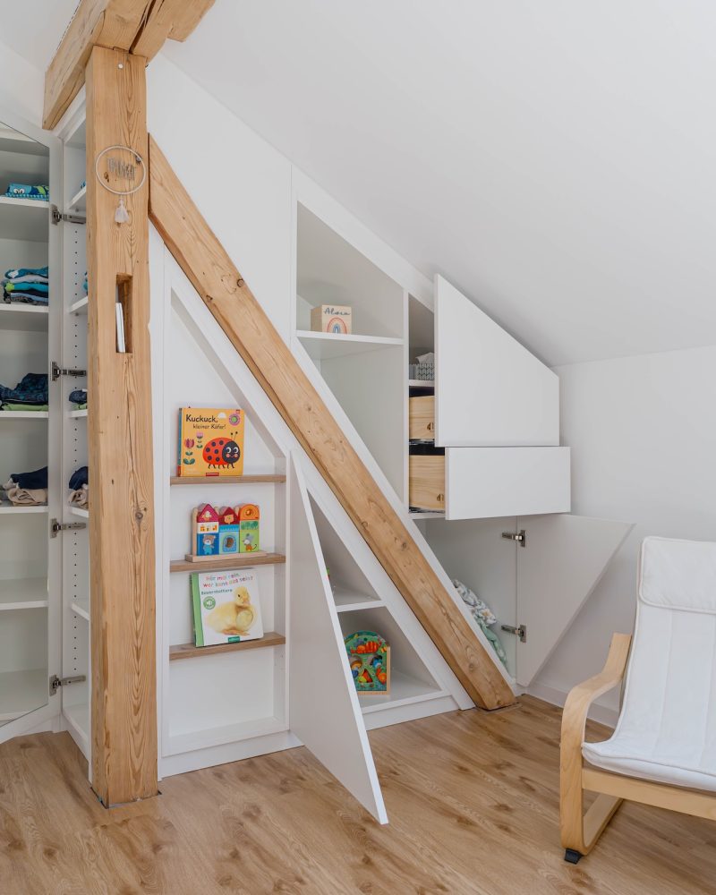 Dachschrägenschrank mit integriertem Balken und geöffneten Türen