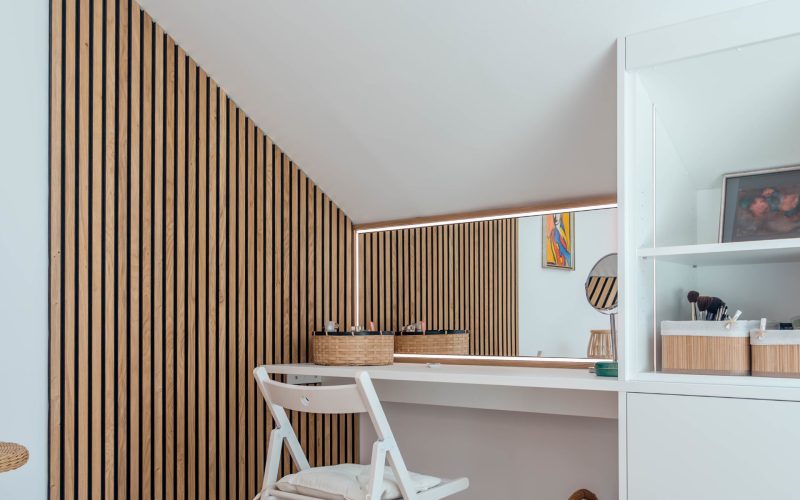 Dachschrägenschrank matt weiss integrierter Schminktisch mit LED Paneelen