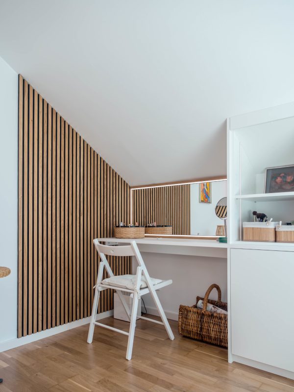 Dachschrägenschrank matt weiss integrierter Schminktisch mit LED Paneelen