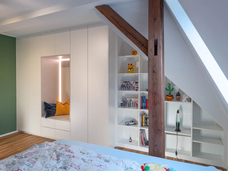 Dachschrägenschrank matt weiß mit Sitzinlay Dachschrägenschrank matt weiß mit Sitzinlay