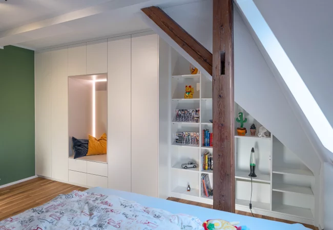 Dachschrägenschrank matt weiß mit Sitzinlay