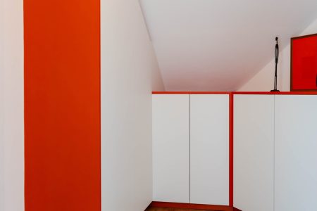 Dachschrägenschrank matt weiss orange Frontalansicht