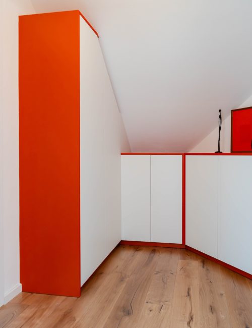 Dachschrägenschrank matt weiss orange Frontalansicht