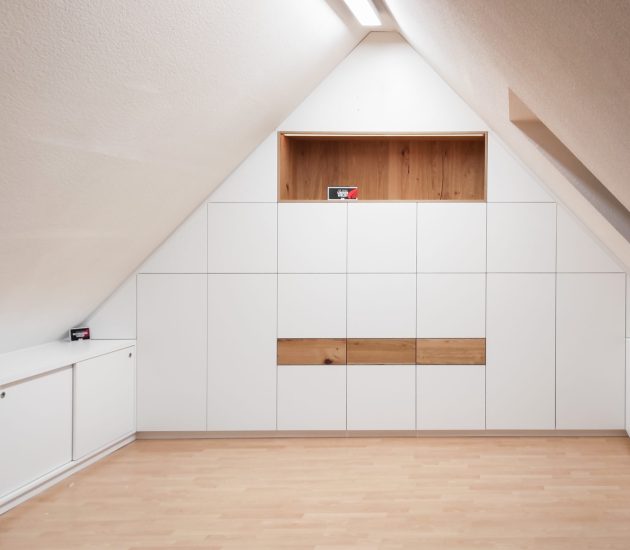 Dachschräge Einbauschrank weiß mit Holzelementen und Inlay