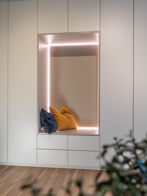 Dachschrägenschrank matt weiss Inlay hellgrau Sitznische LED
