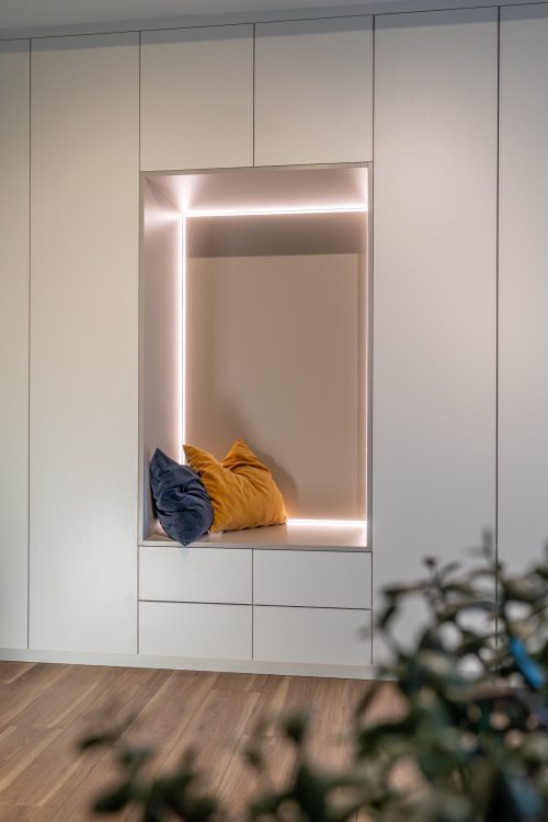 Dachschrägenschrank matt weiss Inlay hellgrau Sitznische LED