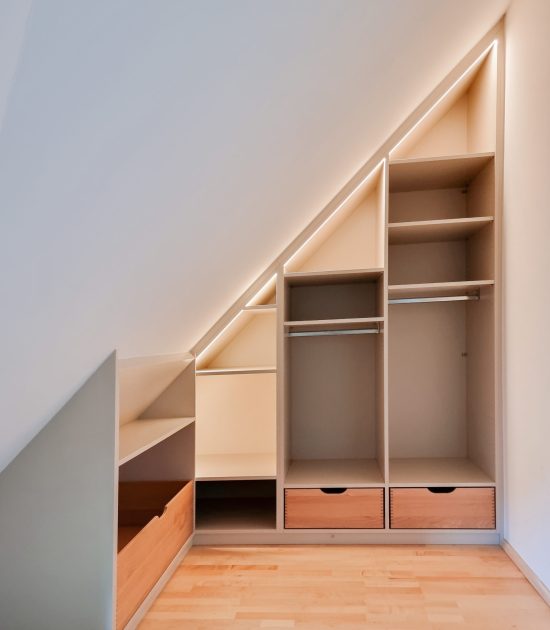 Offener Dachschrägenschrank grau mit Holzschubladen