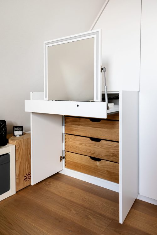 Dachschrägenschrank matt weiss mit integriertem Schminkspiegel