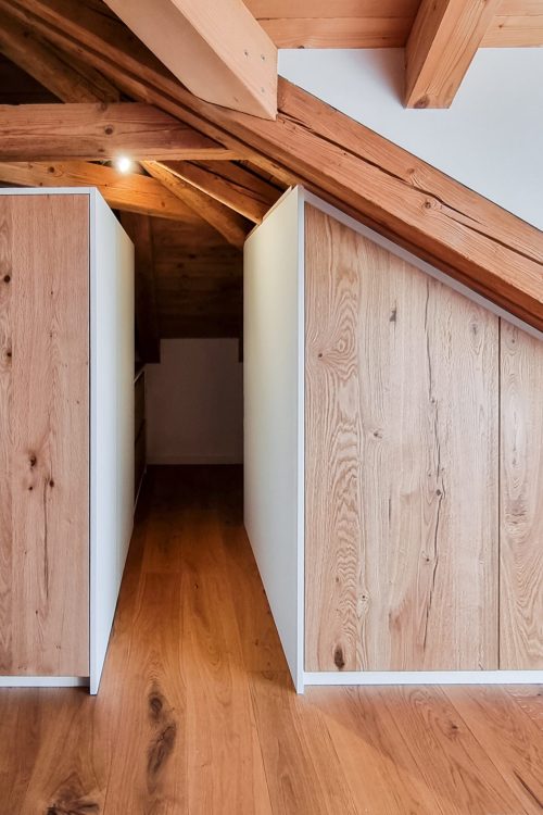 Ankleide Dachstuhl Eiche Dachstuhl Kleiderschrank in weiß und Eiche