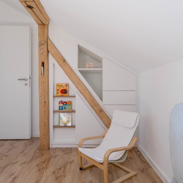 Dachschrägenschrank Dachbalken in weiß