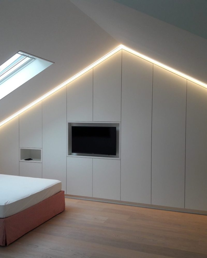 Dachschrägenschrank weiß mit Inlay für Fernseher und LED