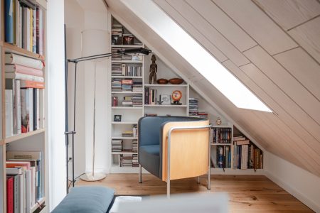 Bücherregal unter der Dachschräge
