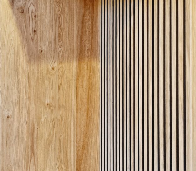 Nahaufnahme Garderobenschrank in Fresko mit schwarzer Kleiderstange