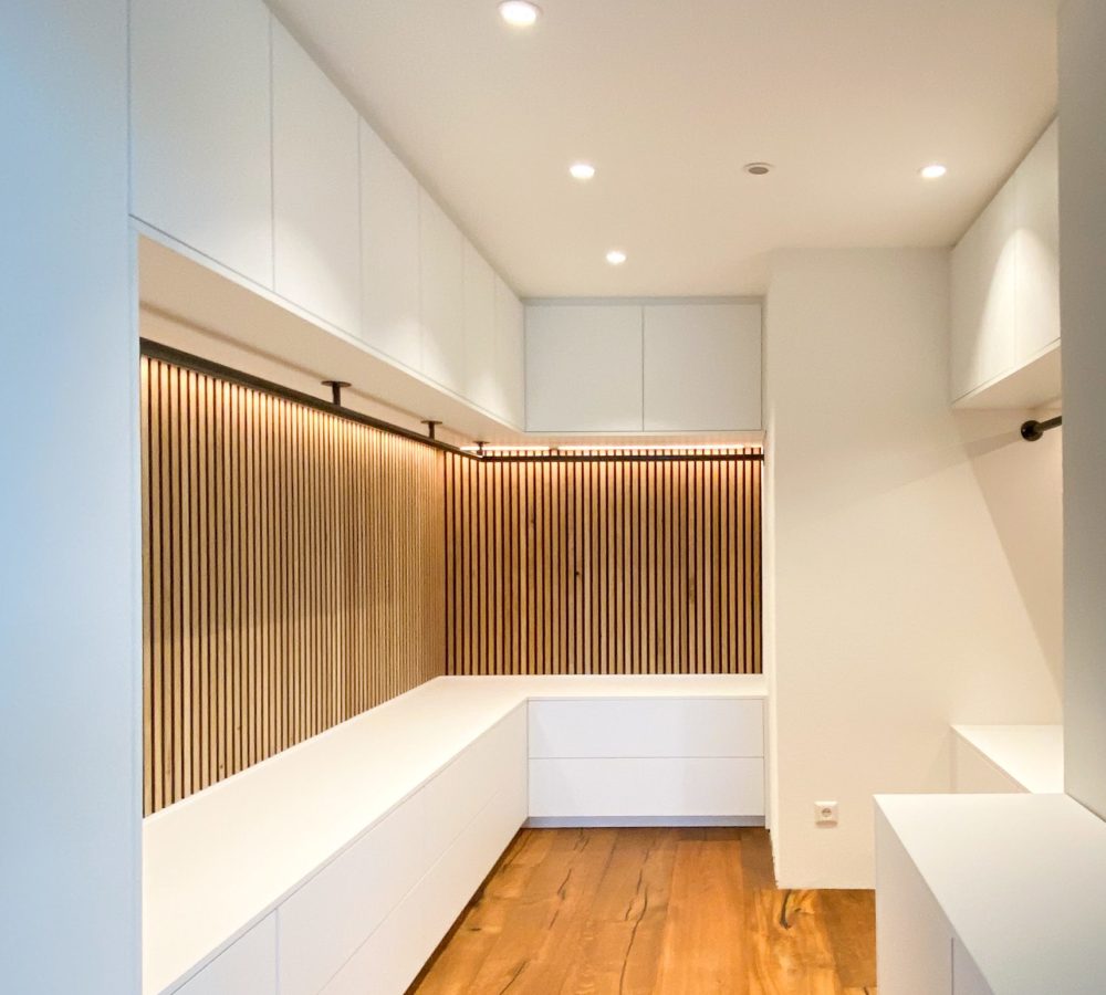 Ankleideschrank mit Holzpaneelen