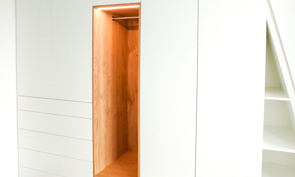 Weißer Dachschrägenschrank mit Holzelement