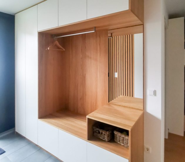 Garderobenschrank nach Maß mit integrierter Sitzgelegenheit
