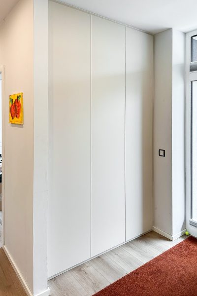 Weißer Nischenschrank mit 3 Türen