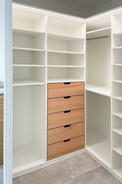 Begehbarer Ankleideschrank in weiß mit viel Stauraum