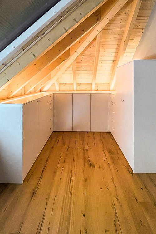 Kleiderschrank mit Dachschräge und warmer LED-Beleuchtung