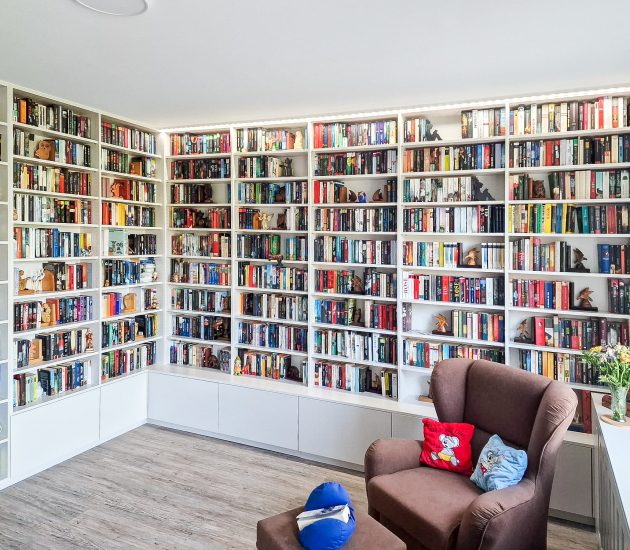 Individuell maßgefertigte Wohnwand für Bücher mit LED Beleuchtung