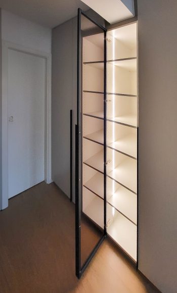 Einbauschrank mit Vitrine und LED Beleuchtung