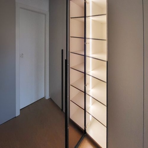 Einbauschrank mit Vitrine und LED Beleuchtung