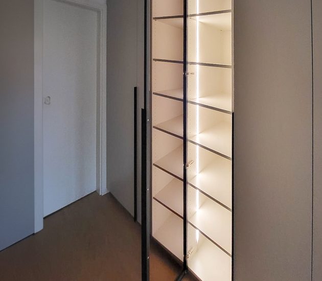 Einbauschrank mit Vitrine und LED Beleuchtung