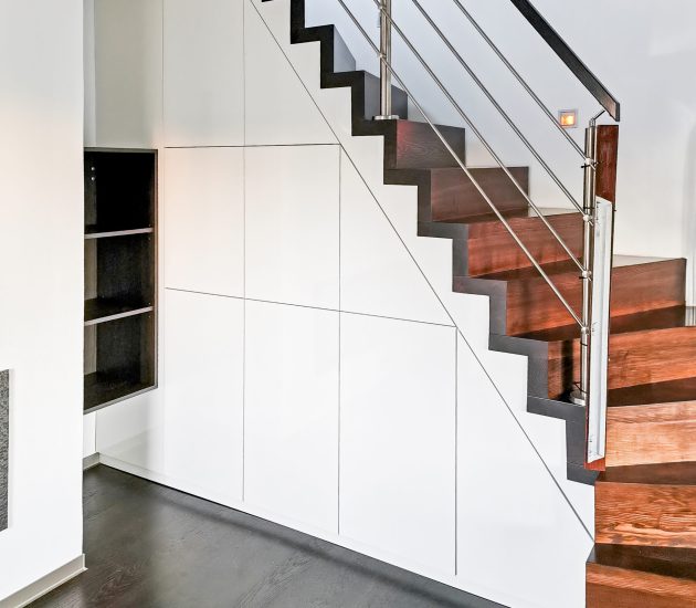 Eleganter Treppenschrank in weiß