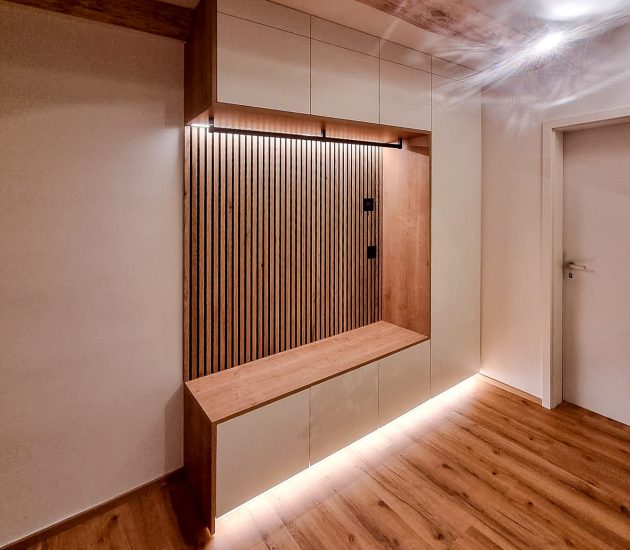 Garderobe mit LED in weiß mit Sitznische