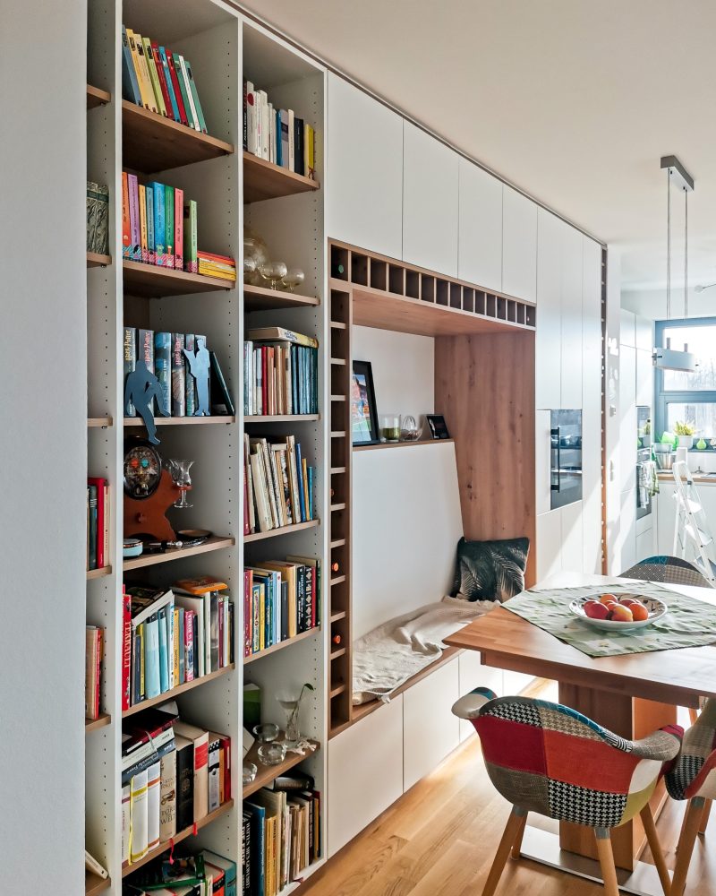 Wohnzimmerschrank mit Sitznische