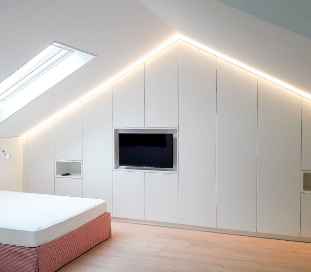 Weißer Dachschrägenschrank mit LED Beleuchtung