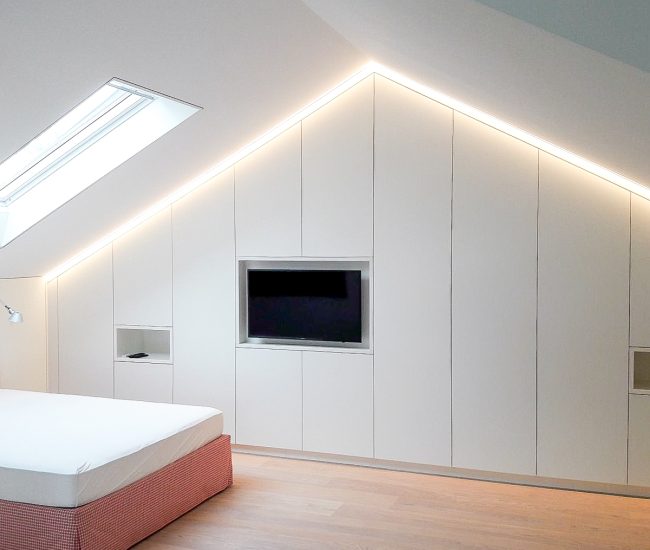 Weißer Dachschrägenschrank mit LED Beleuchtung