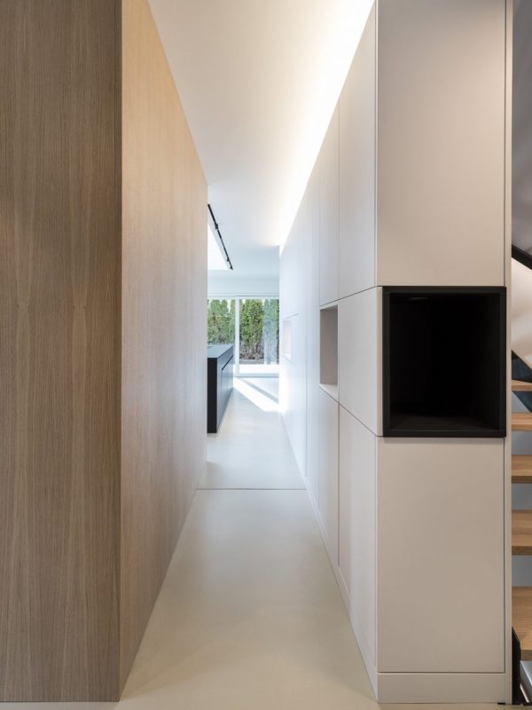 Flurschrank zur Treppe in weiß