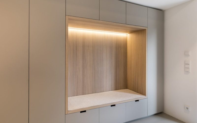 Garderobenschrank mit Sitzbank und LED-Belecuhtung