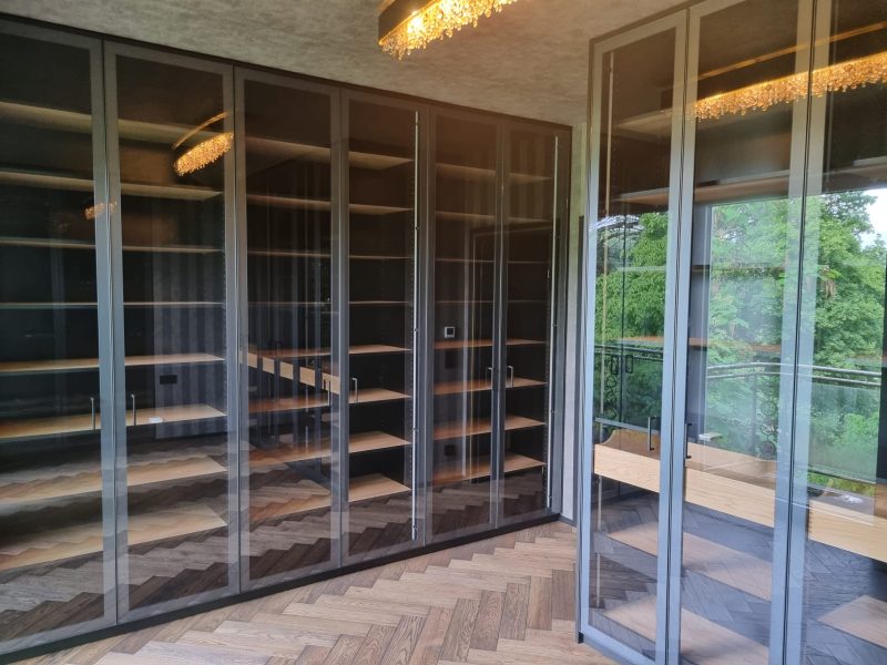 Geräumiges Ankleidezimmer mit Glastüren