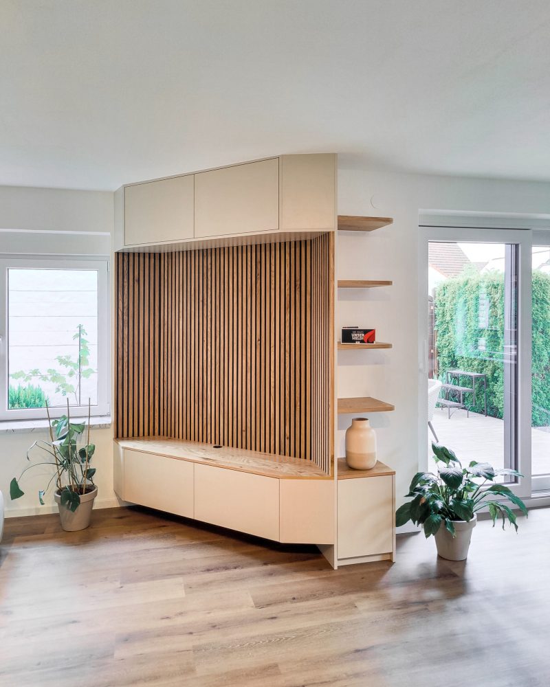 Wohnwand mit Holzpaneele