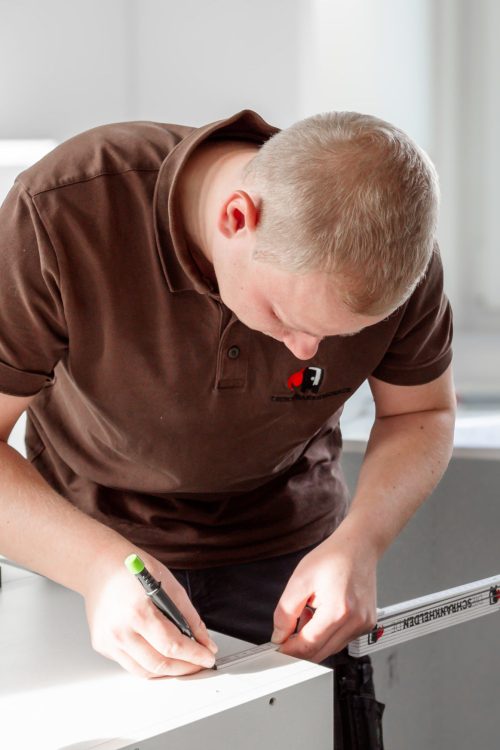 Dominik Montage Schrankheld