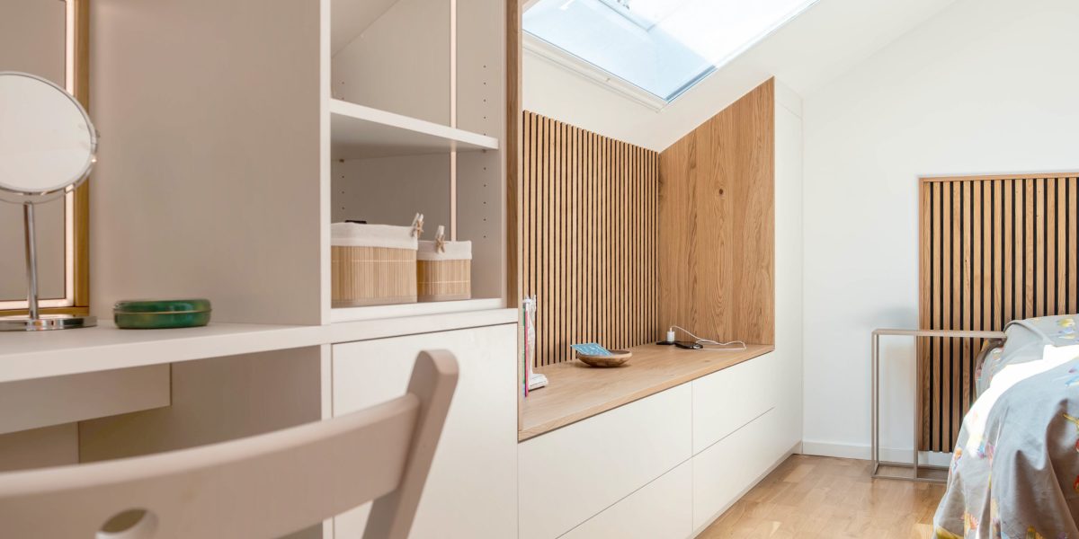 Dachschrägenschrank matt weiss LED Paneelen