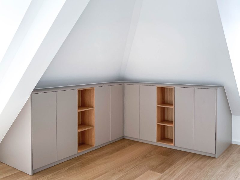 Drempelschrank beige Eichenfunier Inlay LED