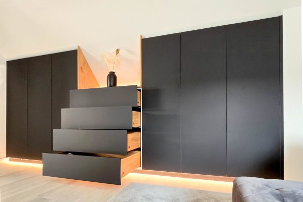 Drempelschrank schwarz matt mit LED und Schubladen